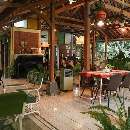 Djajanti House Acomodação com café da manhã Semarang Exterior foto